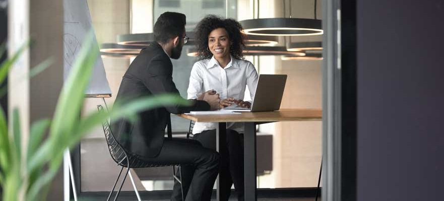 Candidata tratando de distinguirse al buscar empleo