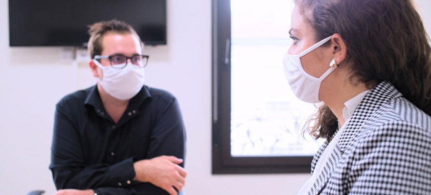 Cinco gestos que hablan de tu estado de ánimo en una entrevista de trabajo