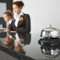 Recepcionista de hotel, uno de los perfiles más demandados en hostelería y turismo