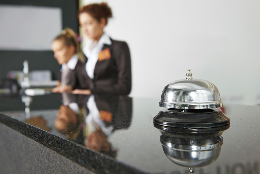 Recepcionista de hotel, uno de los perfiles más demandados en hostelería y turismo