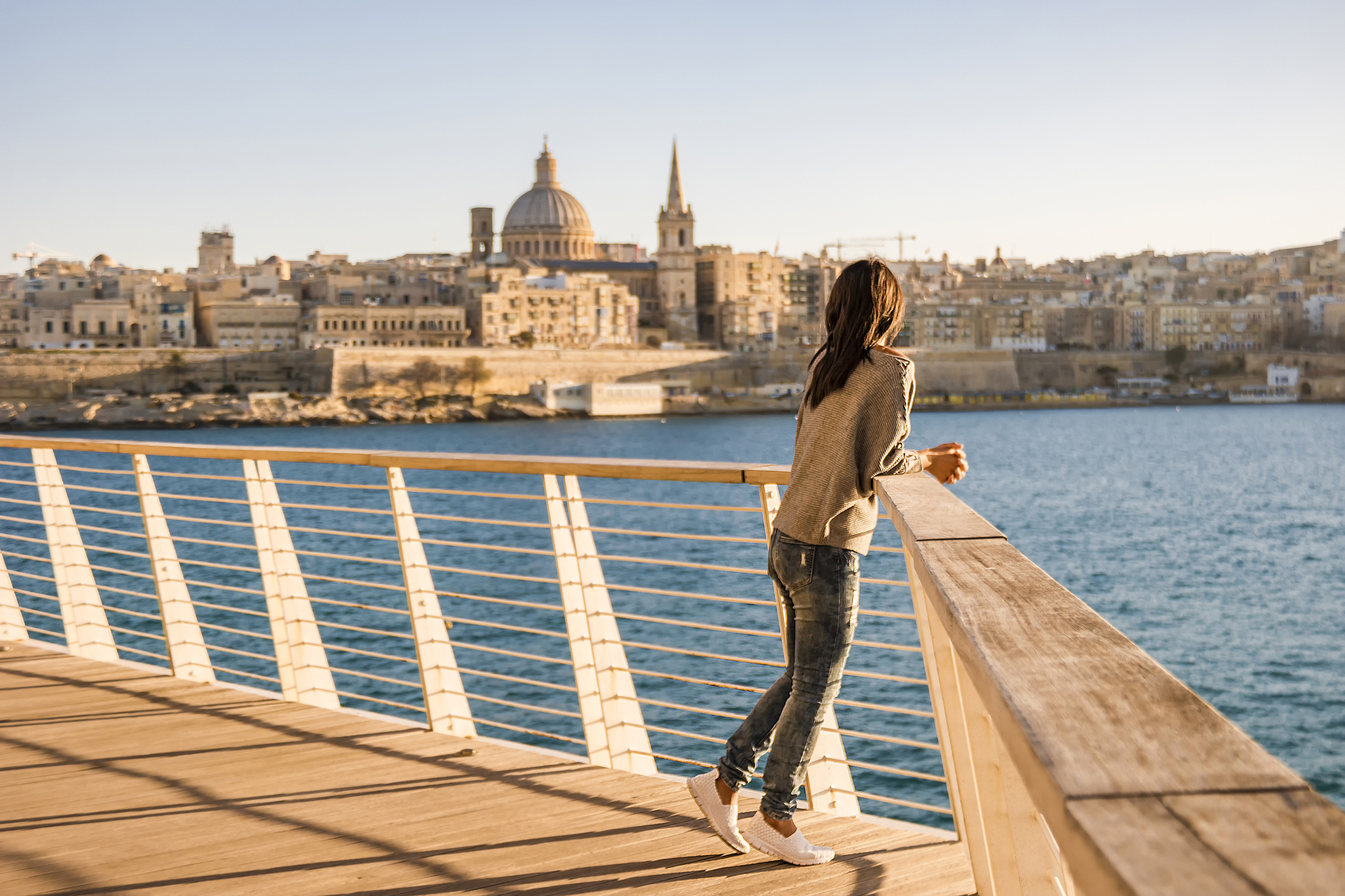 Trabajadora aprovechando su descanso para disfrutar tras trabajar en Malta