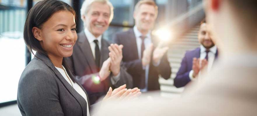 Empleada que recibe un reconocimiento como buen profesional