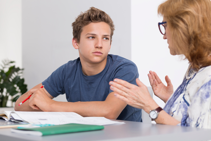 Orientador escolar laboral asesorando a un estudiante