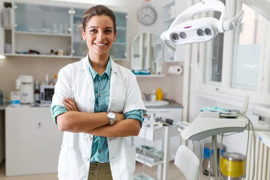 Ortodoncista desarrollando su trabajo en una clínica dental