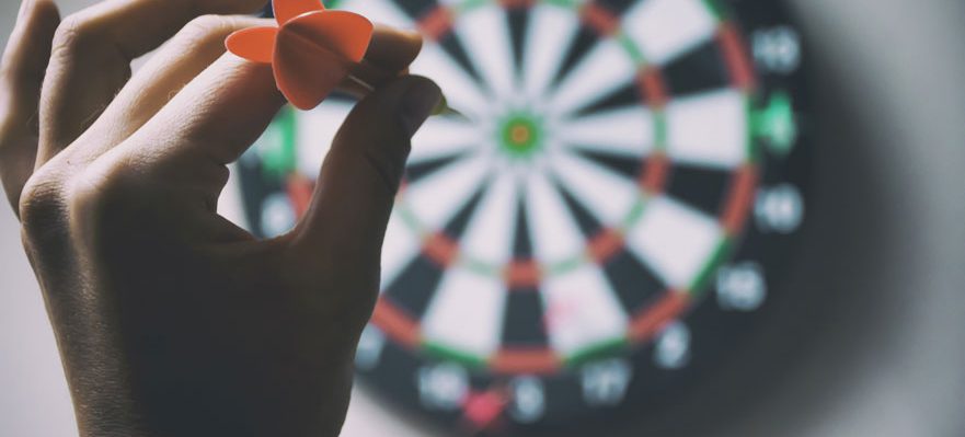 Trabajadora practicando la orientación hacia los resultados