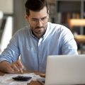 Trabajador calculando sus gastos deducibles para la Renta de 2023