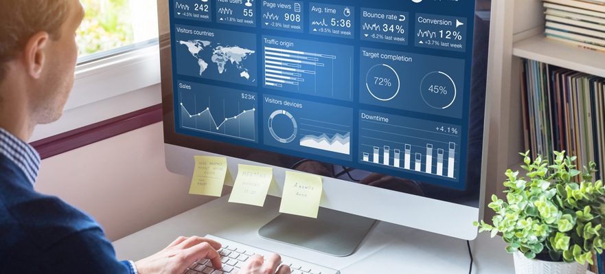 Profesional que estudia un máster para mejorar su carrera