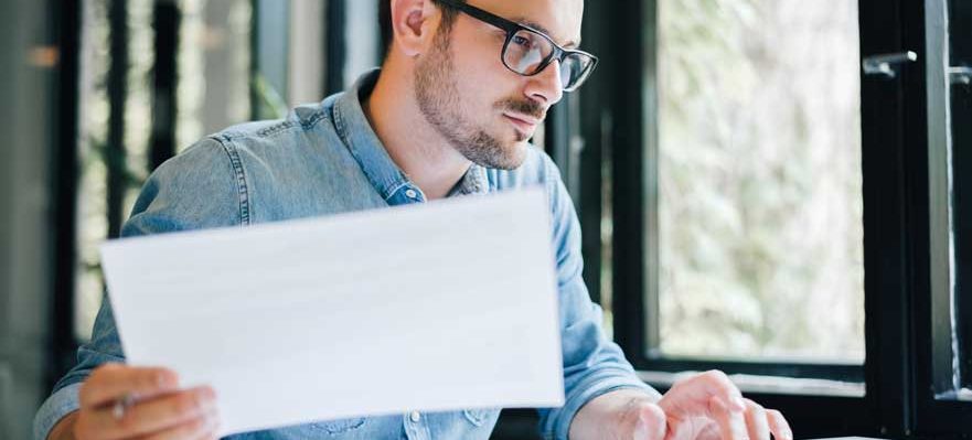 Trabajador comprobando su grupo de cotización