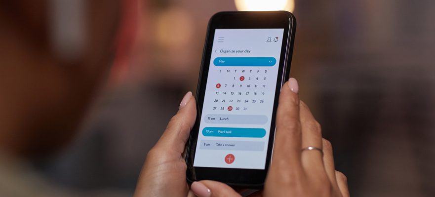 Empleada calculando cuándo debería cobrar trienios