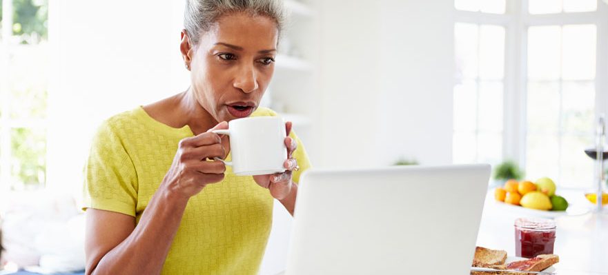 Empleada en remoto leyendo atentamente la nueva ley de teletrabajo
