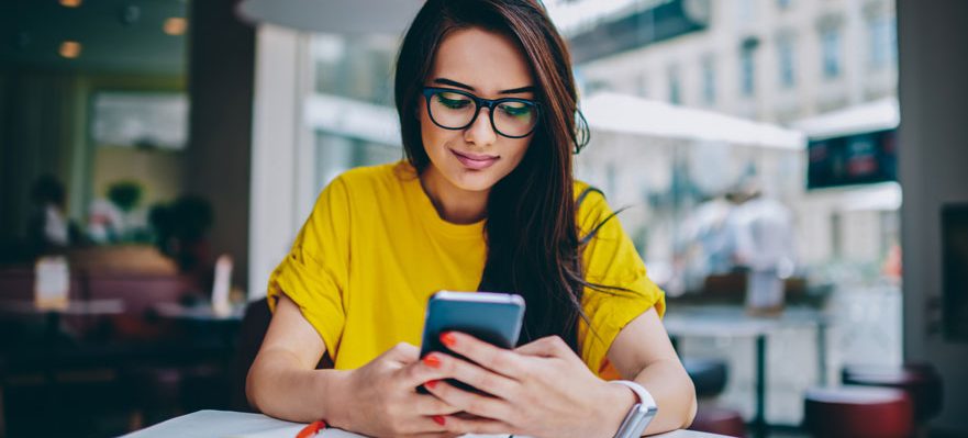 Mujer buscando oportunidades laborales en redes sociales