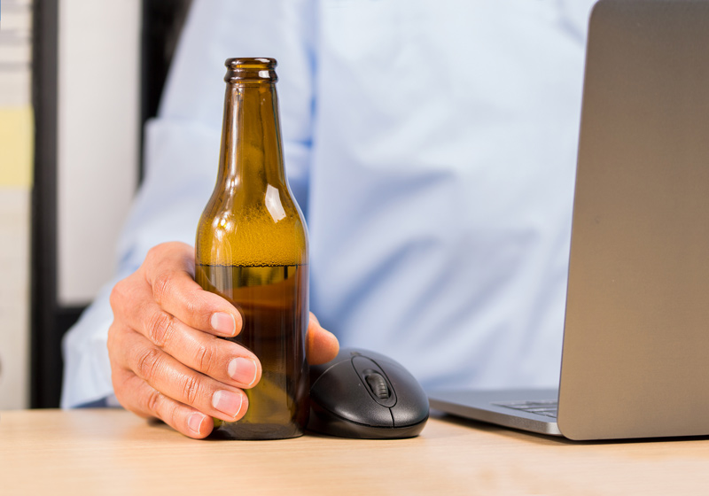Beber alcohol en horas de trabajo está prohibido dentro de las empresas