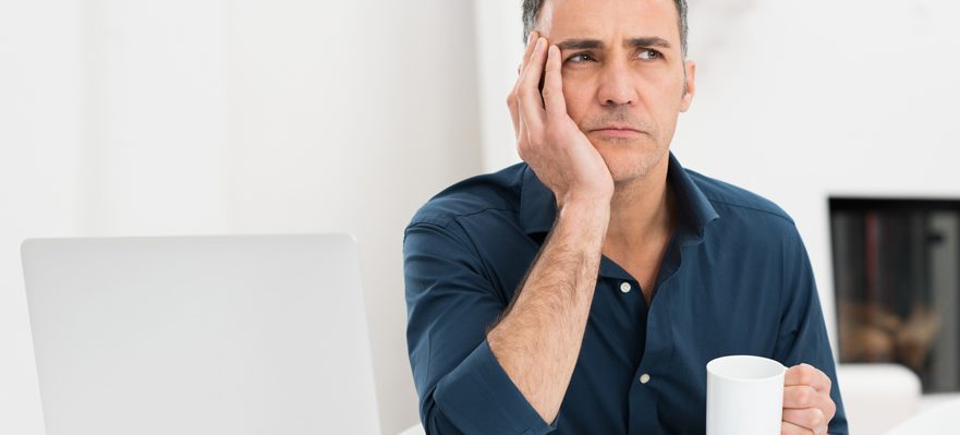 Empleado que se plantea si hacer huelga o no
