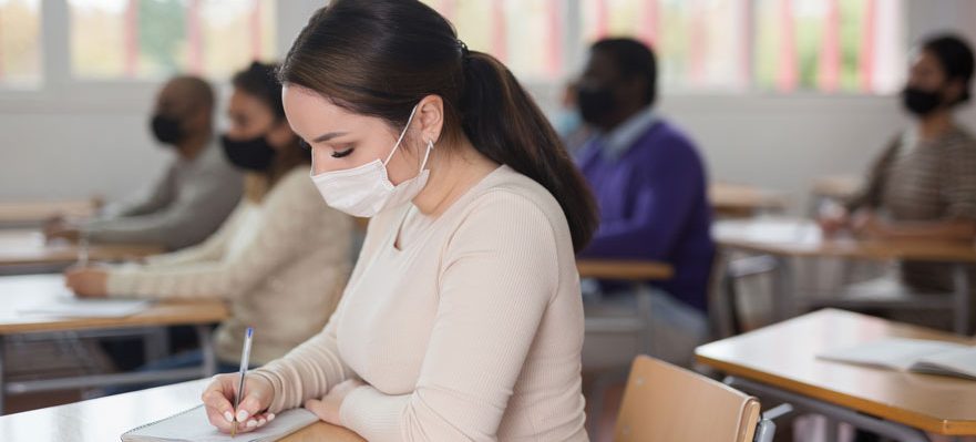 Mujer preparándose para opositar