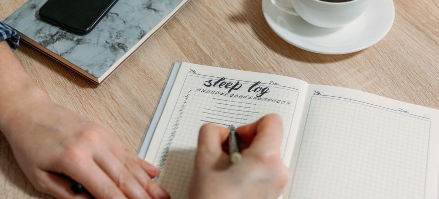 Escribiendo en un cuaderno aplicando el Método Bullet Journal