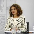 La Ministra de Hacienda y Portavoz del Gobierno, María Jesús Montero, anunciando en rueda de prensa la mayor oferta de empleo público en los últimos años. Fuente: Pool Moncloa/César P Sendra