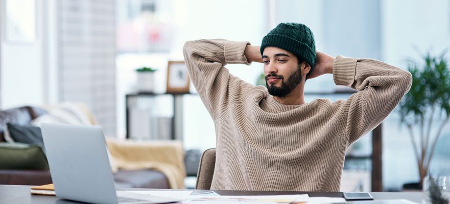 Trabajador disfrutando de un descanso en el trabajo