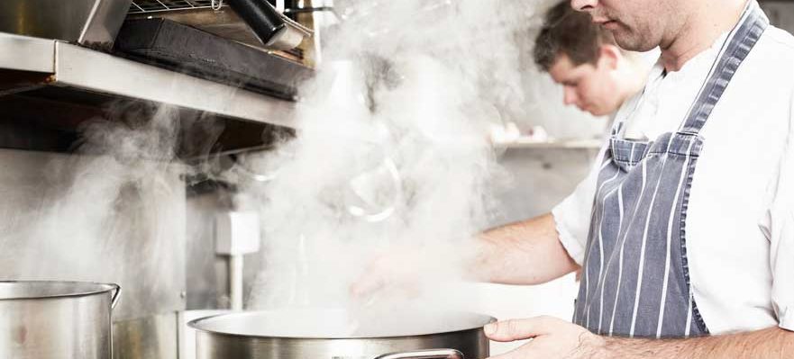 Empleado que trabaja a altas temperaturas durante la ola de calor