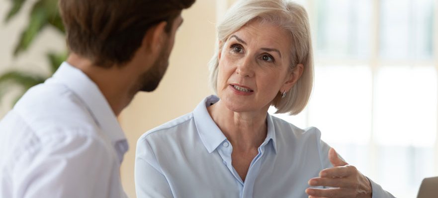 Empleado tratando de negociar en tiempos difíciles