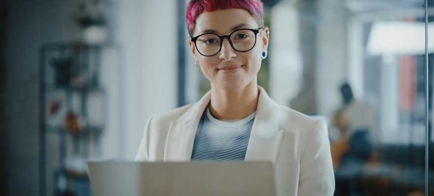 Emprendedora empezando a digitalizar su negocio