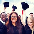 Estudiantes celebrando sus titulaciones universitarias