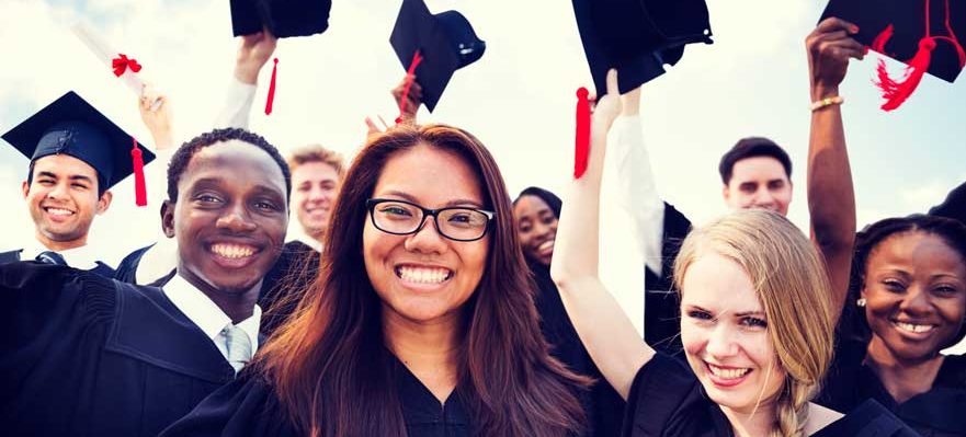 Estudiantes celebrando sus titulaciones universitarias