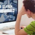 Joven intentando conseguir trabajo sin experiencia previa