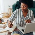 Mujer calculando la pensión no contributiva