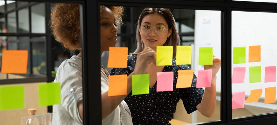 Mujeres profesionales desarrollando técnicas agile para ser más productivas en el trabajo