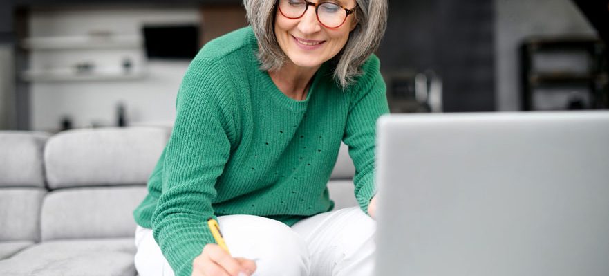 Candidata preparándose para destacar con su currículum