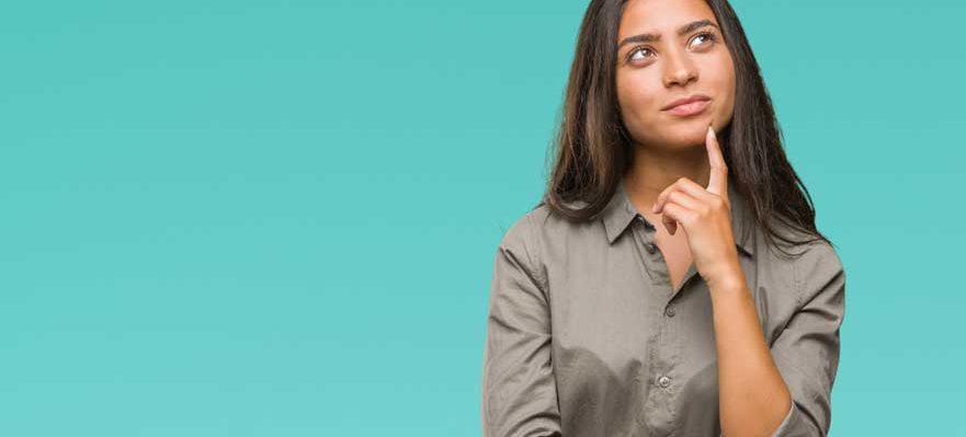 Joven pensando cómo conseguir su primer trabajo