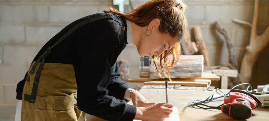 Autónoma revisando la nueva cotizacion de autonomos