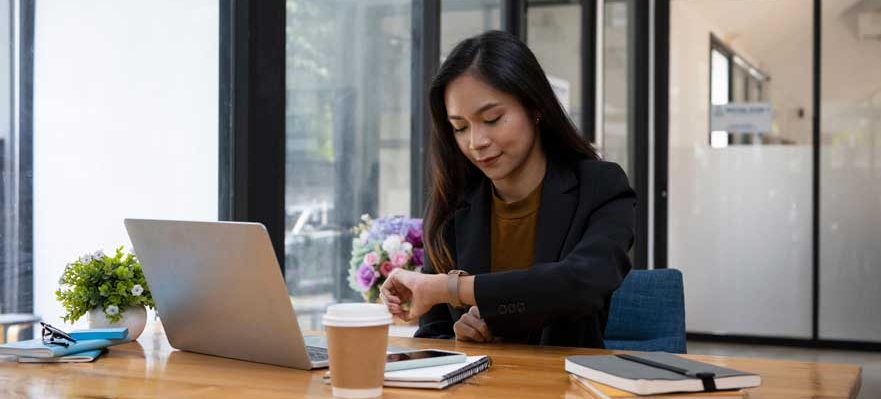 Empleada que acaba su jornada intensiva