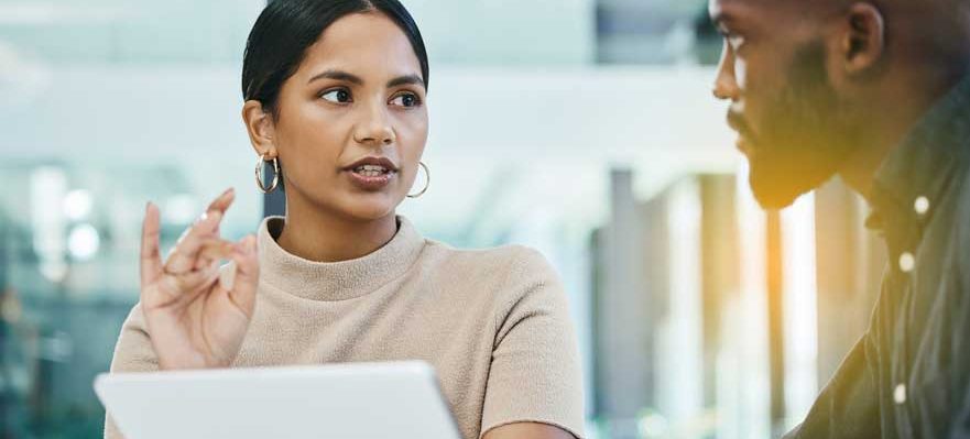 Empleado recibiendo una contraoferta de su jefa