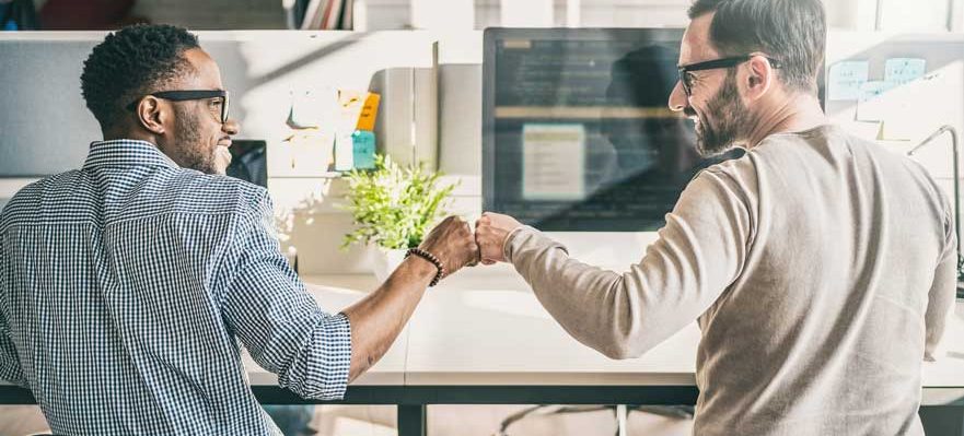 Empleados celebrando ganar la confianza de los demás