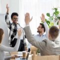 Empleados que se expresan gracias a uno de los tipos de liderazgo más valorados, el participativo