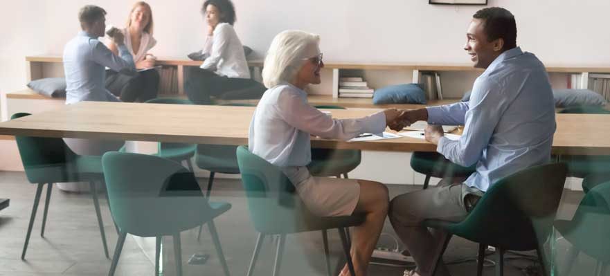 Trabajadora mostrando su capacidad de negociación