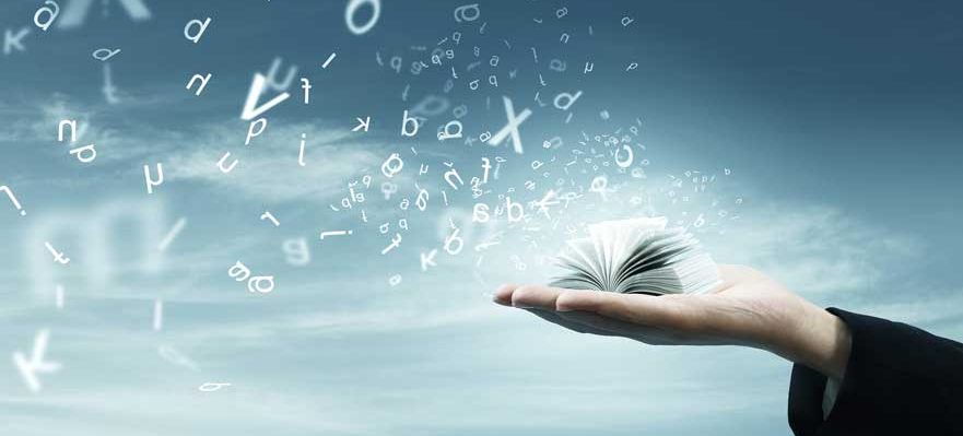 Candidato eligiendo verbos de acción para incluirlos en su Currículum