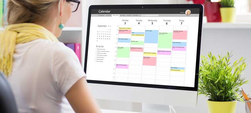 Empleada-administrando-las-tareas-productivas-que-puede-hacer