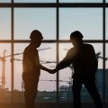 Empleado negociando un cambio laboral con su jefe