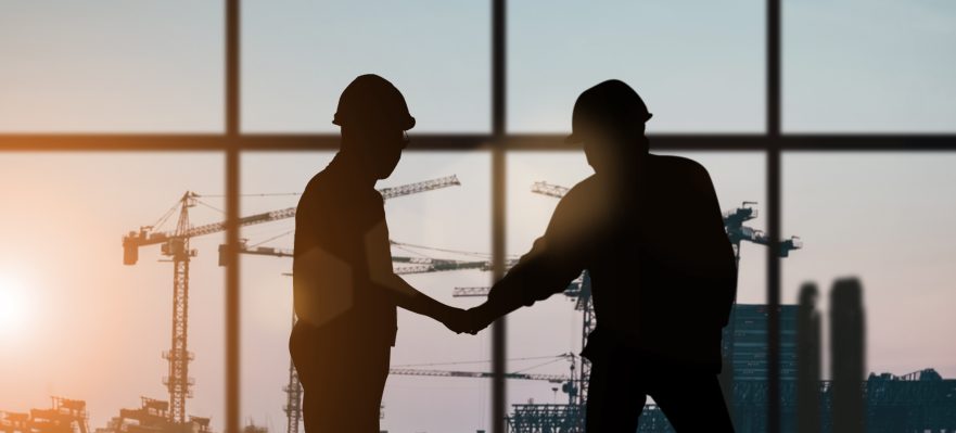 Empleado negociando un cambio laboral con su jefe