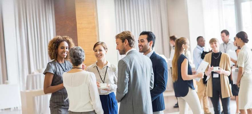 Trabajadora en una reunión para ampliar su red de contactos