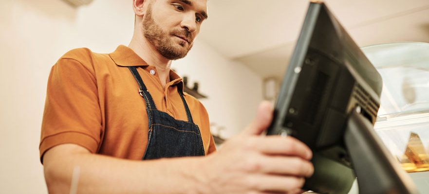 Trabajador temporal en un supermercado que tras el verano pasará a estar desempleado