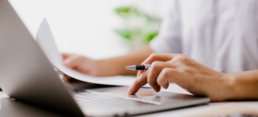 Candidato redactando su primera Carta de Presentación