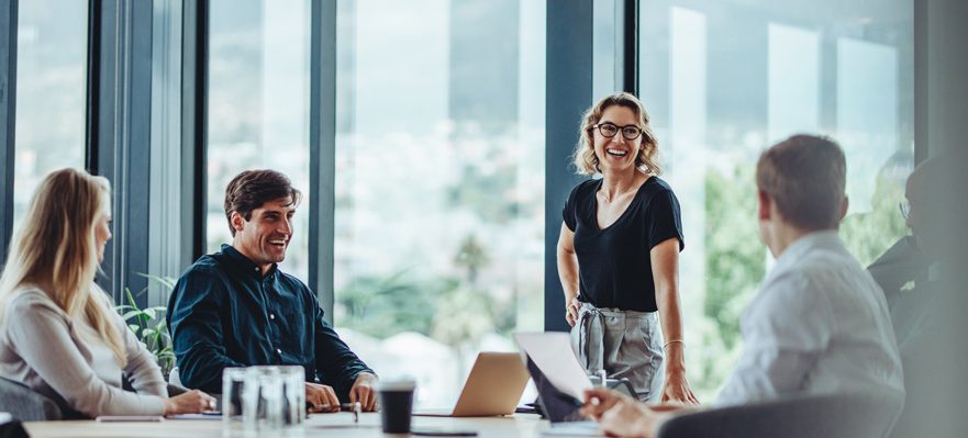 Coordinadora empleando técnicas de comunicación asertiva