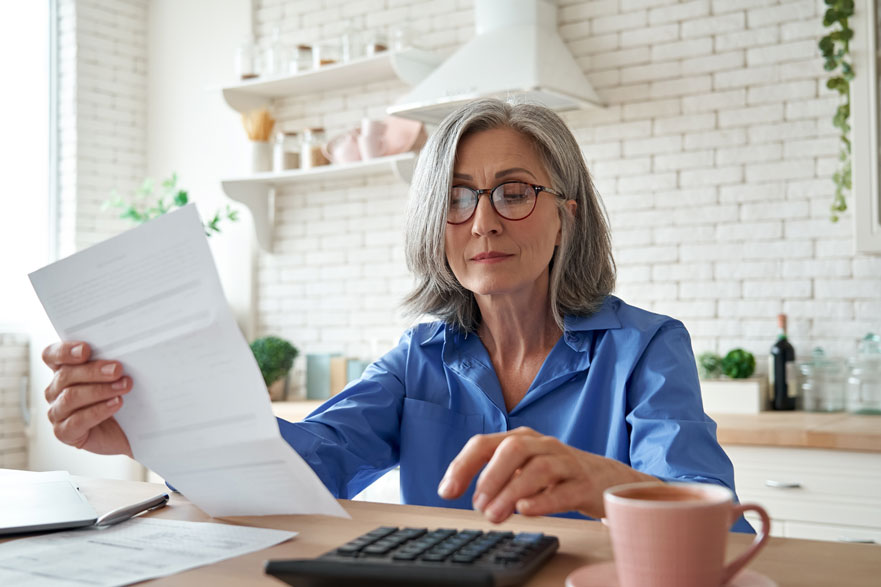 Trabajadora senior desempleada calculando lo que debe cotizar sin trabajar para completar su pensión de jubilación