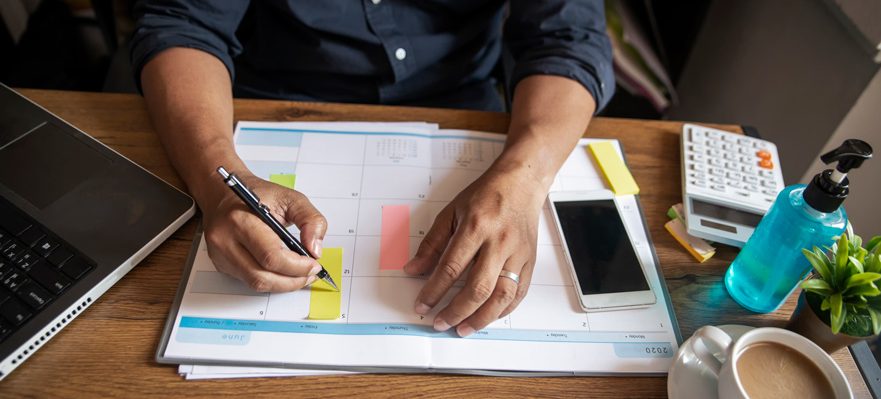 Desempleado elaborando su agenda de búsqueda de empleo