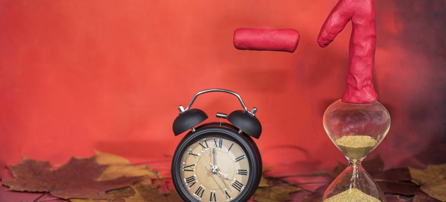 Reloj marcando el cambio de hora en invierno