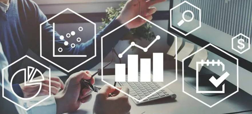 Inspección de Trabajo revisando datos sobre contratos con ayuda de Big Data