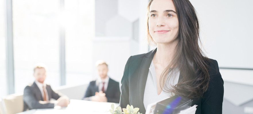 Trabajadora que se dispone a cambiar de empresa por un salario mejor